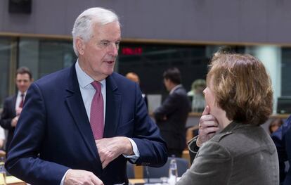 El negociador europeo del Brexit, Michel Barnier charla con la ministra francesa de Asuntos europeos, Nathalie Loiseau, durante el Consejo de ministros de la UE de este lunes en Bruselas. (Thierry Monasse/Getty Images)