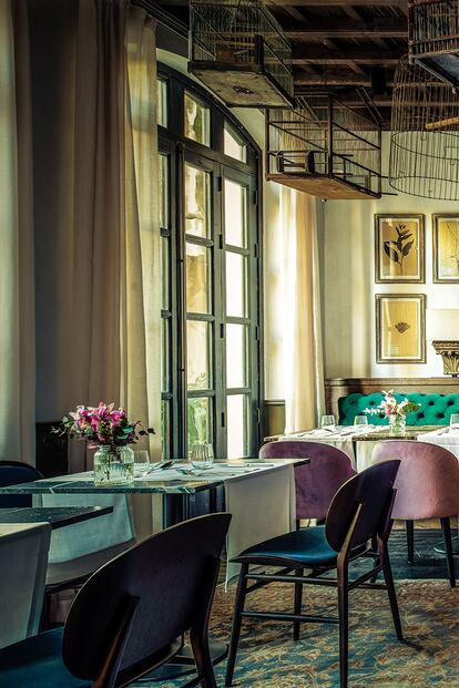 Botànic (Palma)
El restaurante forma parte del exquisito hotel Can Bordoy, que abrió el pasado diciembre y que se ubica en un edificio del siglo XVI, antigua escuela infantil que cuenta con el jardín privado más grande del centro de Palma.
Como el hotel, en el restaurante Botànic la decoración nos lleva al pasado, a una casa señorial mallorquina, donde el tiempo transcurría lento y sosegado entre piezas de anticuario, como las sillas Luis XIV del comedor.
Andrés Benítez, el cocinero, hace lo que él llama una “cocina honesta, donde todo gira en torno a las verduras. Huimos de los alimentos ultraprocesados y los azúcares y preferimos lo local y de temporada”. La cocina, abierta todo el día, permite tomar cualquier cosa a cualquier hora.
Los superalimentos están presentes en el desayuno, en sus ‘boles saludables’ de kéfir, porridge (avena) o chía; en sus ‘combos’ (platos únicos al estilo del buddha bowl) y hasta en los postres, con su crepe de trigo sarraceno, su chía con leche de almendra o su tarta y helado de queso con láminas de pera en almíbar de kombucha (una bebida fermentada, obtenida a partir de varias bacterias y levaduras). Sin olvidarse de sus vinos ecológicos, biodinámicos y bajos en sulfuroso, de bodegas como la mallorquina Selva Vins. Todo en Botànic es hermoso, sano, natural y hace referencia al pasado o al futuro. El presente se desvanece, como cuando vemos una buena película o leemos un gran libro.