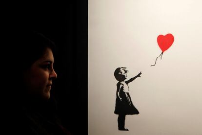 'Niña con globo', una de las más de 70 obras de Bansky procedentes de colecciones privadas se expone en IFEMA, en la exposición sobre el trabajo del artista callejero en Madrid.