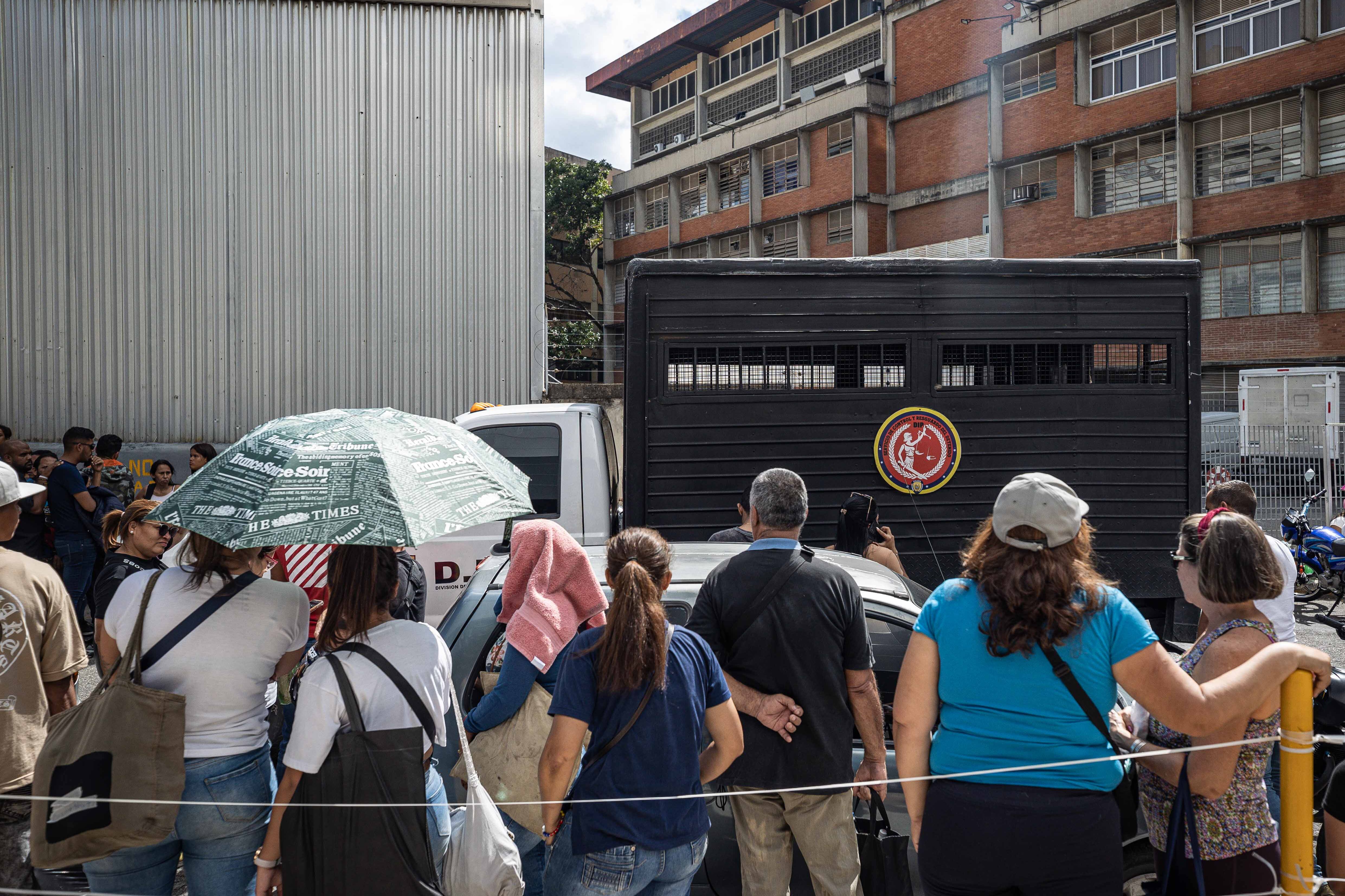 Miles de detenidos, audiencias sin defensa y cargos por terrorismo: Maduro acelera la persecución de opositores 