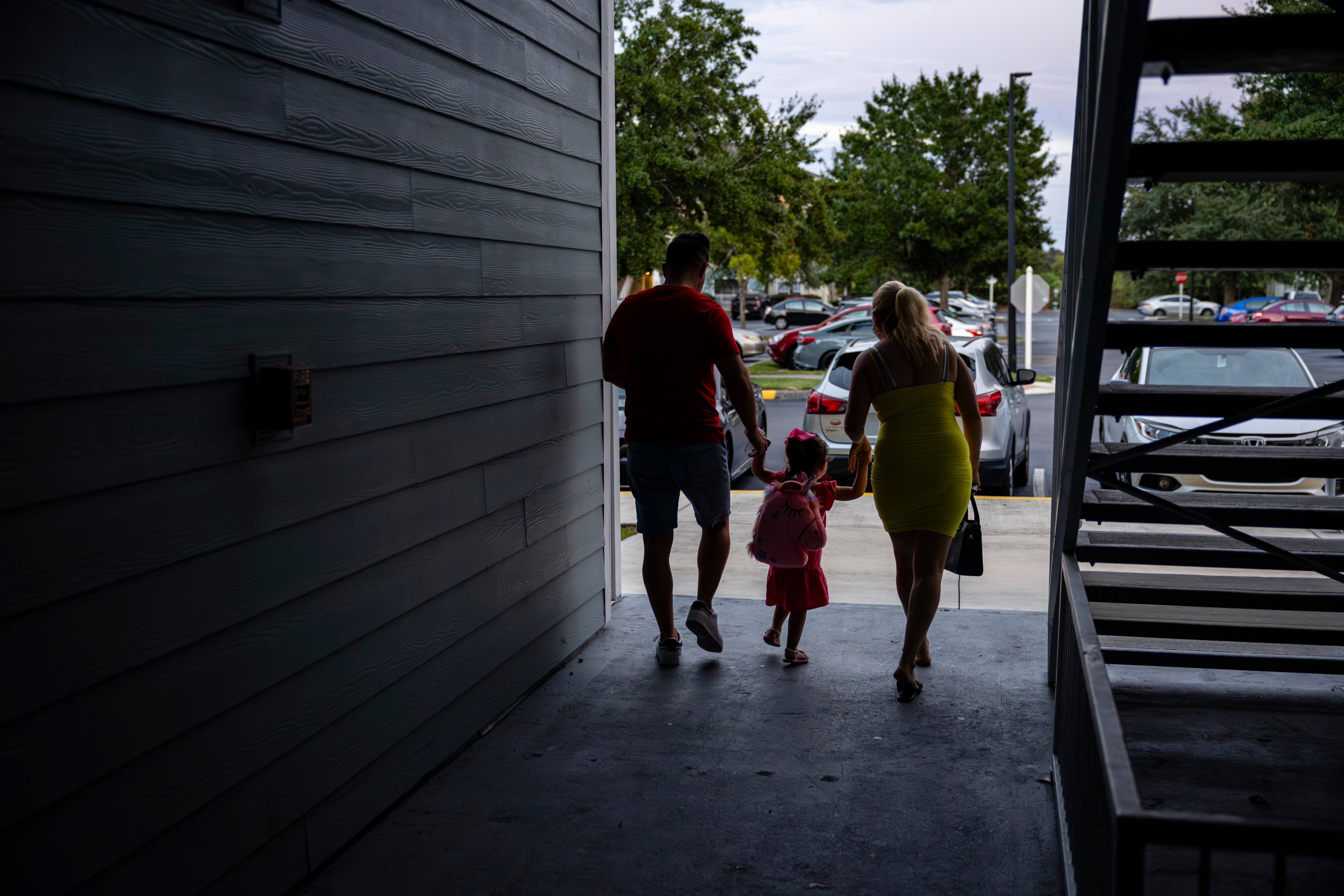 La familia sale de su casa en Orlando.
