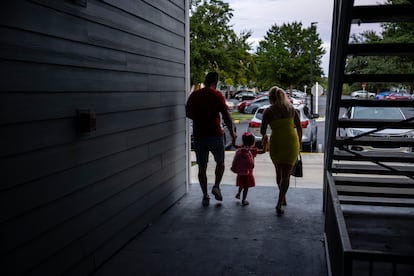 La familia sale de su casa en Orlando.