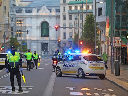 Controles de tráfico durante la cuarentena en Madrid, en abril.