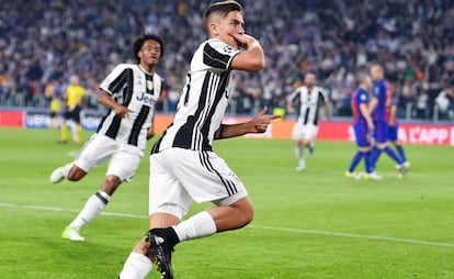 Dybala, junto a Cuadrado, celebra uno de sus dos goles.