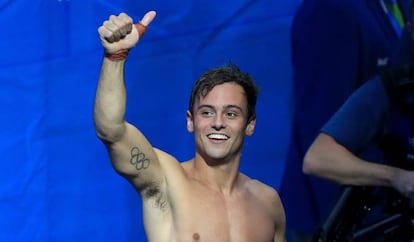 Tom Daley (22 años) es uno de los saltadores más mediáticos que puede verse en Río. Con una complicada historia personal, tras sufrir acoso escolar y perder a su padre a los 17 años, el británico es todo un icono en su país natal. En estos Juegos de Río ha participado en solo una categoría, en salto de plataforma de 10m sincronizado, junto con Daniel Goodfellow, haciéndose con un bronce. Es el mismo puesto que obtendría en cualquier clasificación con este tatuaje olímpico tan trillado.