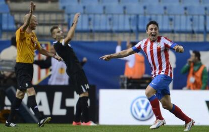 Cebolla celebra su gol ante el colegiado, a la izquierda, y un rival del Viktoria en segundo término.