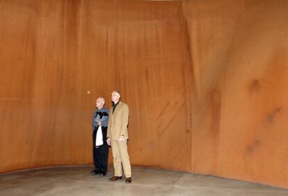 Richard Serra, ayer, visita junto al director general del Guggenheim, Juan Ignacio Vidarte, La materia del tiempo.