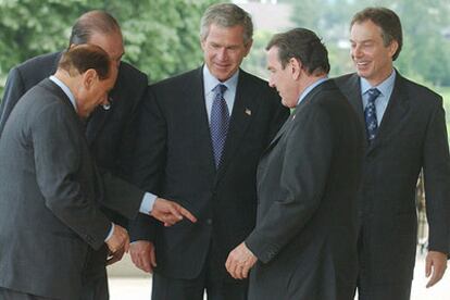 De izquierda a derecha, Berlusconi, Chirac, Bush, Schröder y Blair, en una reunión del G 8 en Evian (Francia) en junio de 2003.