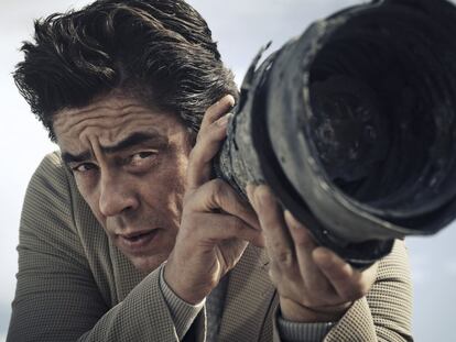 Benicio y su particular mirada visten blazer con textura y jersey de algodón de Giorgio Armani.