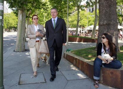 Alberto Ruiz-Gallardón y su esposa, Mar Utrera, pasean con su perra <i>Oli</i> por la zona de Alonso Martínez.