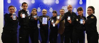 Carlos Fernández Guerra (de paisano), junto al resto del equipo que gestiona la cuenta del Cuerpo Nacional de Policía en Twitter.