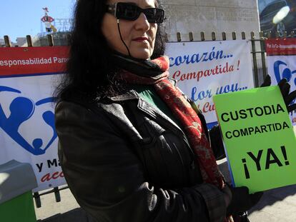 Una mujer pide la custodia compartida en la concentración de ayer en la Puerta del Sol.