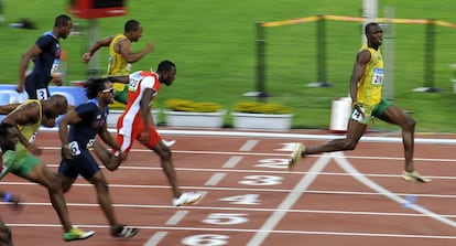 Usain Bolt se impone con facilidad en la final de los 100 metros sobre durante los Juegos Olímpicos de Pekín, el 16 de agosto de 2008.