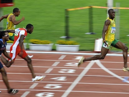 Usain Bolt se impone con facilidad en la final de los 100 metros sobre durante los Juegos Olímpicos de Pekín, el 16 de agosto de 2008.