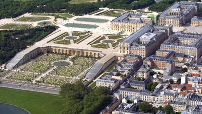 Foto a&eacute;rea del palacio de Versalles y los jardines de L&#039;Orangerie. 