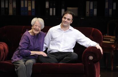 Asunción Balaguer y su nieto, Liberto Rabal, en 2014 en la obra de teatro 'Una vida robada'.