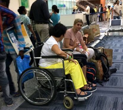 Una superviviente del accidente de autobús en una silla de ruedas en el hospital de Bangalore.
