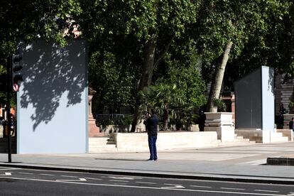 Las estatuas londinenses de Nelson Mandela (izquierda) y Gandhi fueron tapadas el año pasado para evitar ataques como reacción a las protestas del movimiento Black Lives Matter. 