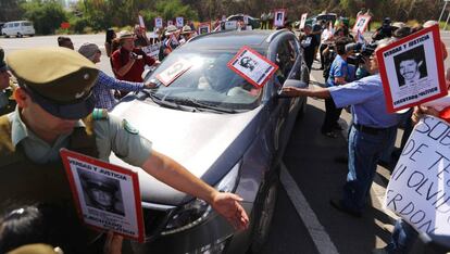 Manifestantes com fotos de desaparecidos protestam na frente da prisão de Punta Peuco (Chile).