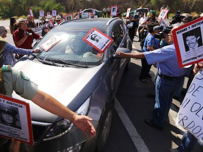 Manifestantes com fotos de desaparecidos protestam na frente da prisão de Punta Peuco (Chile).