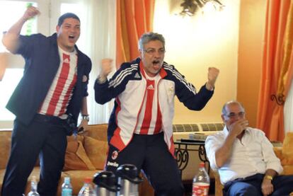 El presidente de Paraguay, Fernando Lugo (en el centro), celebra en su residencia el gol de Alcaraz.