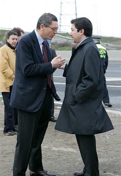 Alberto Ruiz-Gallardón conversa con Pedro Calvo Poch.