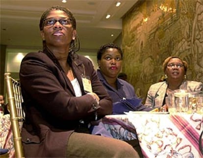 Tres antiguas empleadas de Enron escuchan el discurso sobre el estado de la Unión pronunciado por Bush.