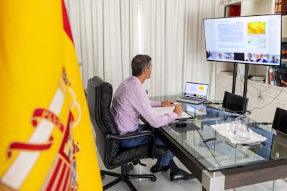 El presidente del Gobierno, Pedro Sánchez, participa este sábado por videoconferencia desde Lanzarote en la reunión del Comité Estatal de Coordinación y Dirección (Cecod) de incendios forestales.