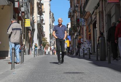 El escritor José Ovejero, en Lavapiés.