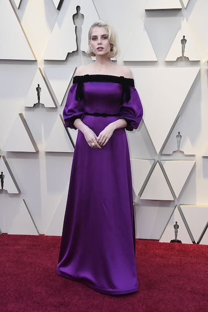 Lucy Boynton, la actriz protagonista de Bohemian Rhapsody, eligió para la ocasión un vestido en color morado con detalles en negro. Lo firma Rodarte y las joyas son de Cartier.