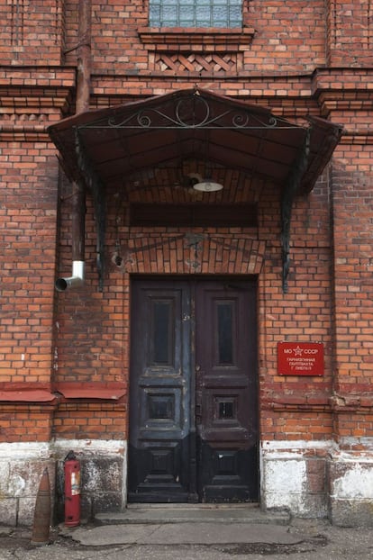 Entrada de la antigua cárcel de Karosta, en Letonia, que admite visitas guiadas e incluso pasar una noche entre rejas.