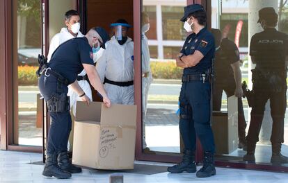 Agentes de la Policía Nacional controlan los accesos del centro de Cruz Roja en Málaga donde se ha detectado un foco de coronavirus.