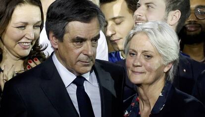 François Fillon, ao lado de sua mulher, Penelope, durante evento político em janeiro.