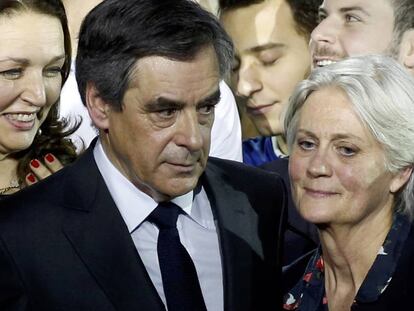 François Fillon, ao lado de sua mulher, Penelope, durante evento político em janeiro.