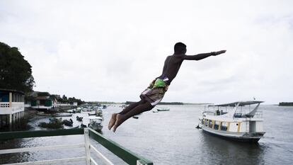 No domingo, muitos dos moradores da pequena cidade de cerca de 18.000 habitantes aproveitam o rio para o lazer. 