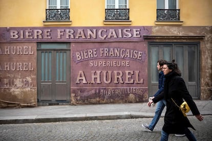 Parte del decorado de una película sobre la II Guerra Mundial en el barrio de Montmartre abandonado a causa del confinamiento por el coronavirus