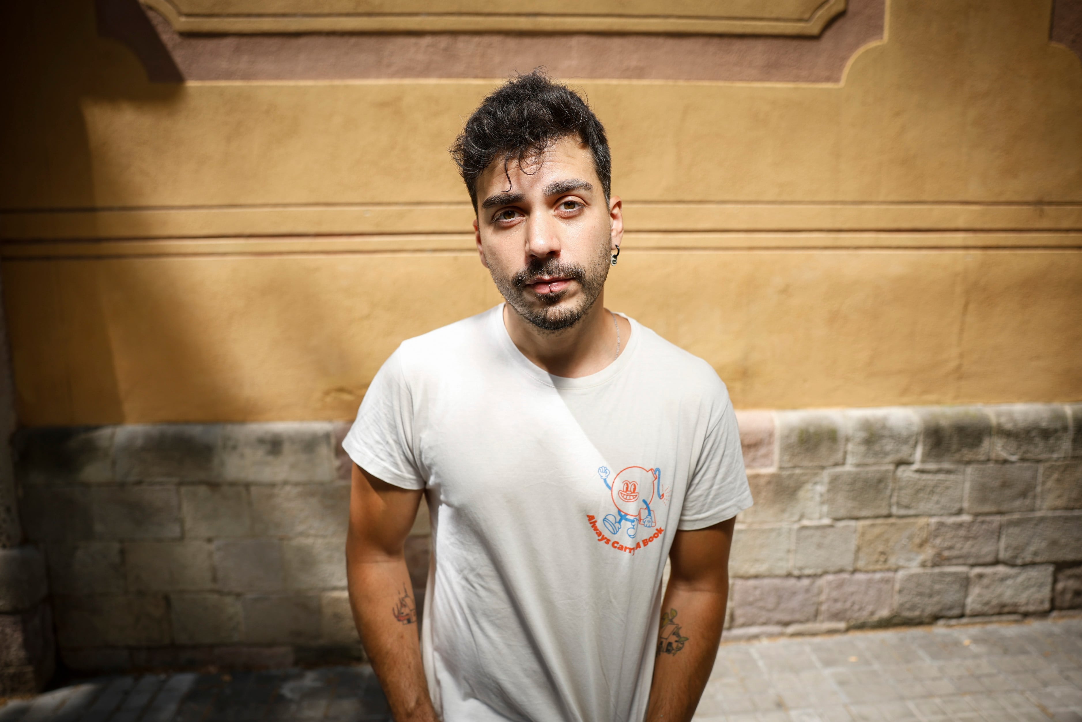 Lionel S. Delgado, creador de la red Broders: “Les planteamos a los chavales filosóficamente la masculinidad y ellos te dicen: ‘Ya, ya. ¿Pero cómo ligo?”