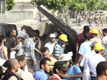 Las fuerzas de seguridad toman posiciones delante de una barricada montada por miembros de la Hermandad en El Cairo.