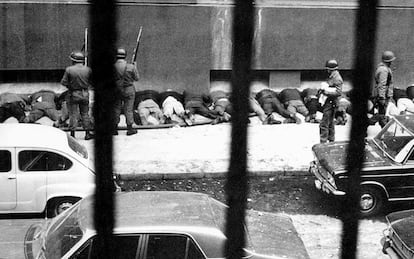 Empleados del Palacio de La Moneda son obligados a arrodillarse contra la pared en una acera, tras ser detenidos por soldados de las Fuerzas Armadas chilenas durante el golpe de Estado de 1973.