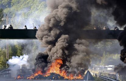 Grandes columnas de humo se han formado con motivo de las barricadas hechas por los mineros como protesta por las reducciones a la Industria minera.