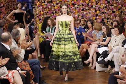 Una modelo presenta uno de los diseños de Raf Simons para Dior