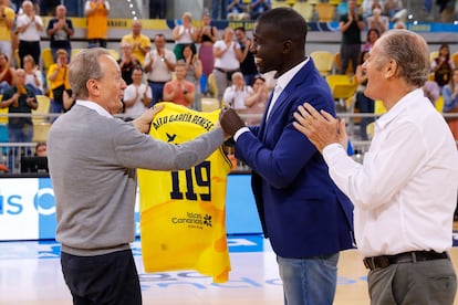 El presidente del Gran Canaria, Sitapha Savané, entregó en abril al entrenador del Basquet Girona, Aito García Reneres, una camiseta de homenaje con el 119, número de partidos que fue técnico del equipo amarillo.