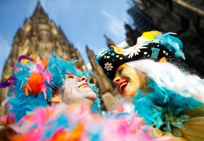 Duas pessoas celebram o "Weiberfastnacht" (Carnaval das mulheres) em Colônia (Alemanha), no dia 8 de fevereiro de 2018. Durante o Weiberfastnacht as mulheres assumem o controle de tudo, escritórios, comércios, a rua, e assumem o papel principal das festas depois de receber as chaves da cidade das mãos do prefeito.