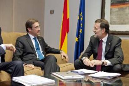El presidente de Gobierno español, Mariano Rajoy (d), y primer ministro de Portugal, Passos Coelho (i), durante una reunión en Bruselas. EFE/Archivo