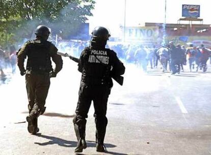 Policías bolivianos se enfrentan a los manifestantes en Cochabamba.