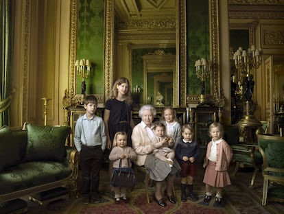 Una foto para la historia. La reina Isabel y todos sus biznietos, en una foto captada por Annie Leibovitz con motivo de su 90 cumpleaños, en el castillo de Windsor.