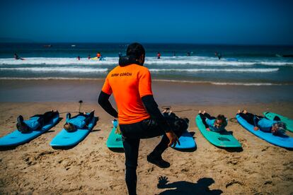 La Escuela de Surf Nazaré, una de las cuatro del municipio portugués, imparten clases de este deporte al pie del fuerte de San Miguel. 