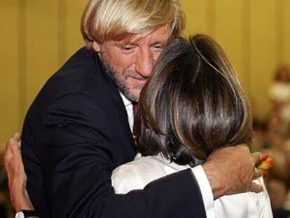 El doctor Luis Alonso Pulpón abraza a una de las participantes en la celebración del 20º aniversario de los trasplantes de corazón.