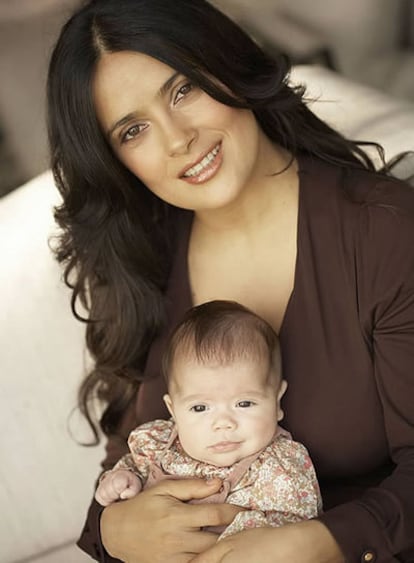 Salma Hayek posa con su hija de dos meses, Valentina Paloma.