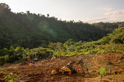 Una máquina retroexcavadora trabaja en el sitio del derrumbe en la vía Quibdó - Medellín (Colombia), ocurrido el 12 de enero.